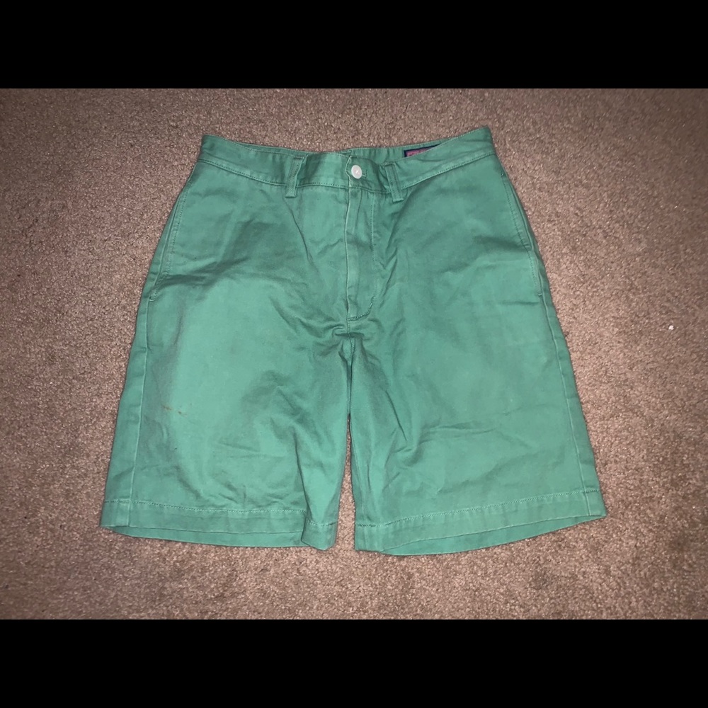 Vineyard Vines Shorts *SMALL STAIN ON RIGHT LEG*